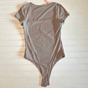 QINSEN Women’s Taupe Square Neck Bodysuit Medium Short Sleeve Stretch NWT